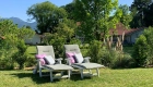 der Garten vom Ferienhaus Harmony, mit zwei Liegestühlen