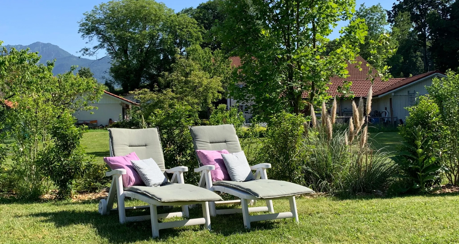der Garten vom Ferienhaus Harmony, mit zwei Liegestühlen