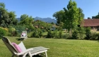 Entspannen im Garten vom Ferienhaus Harmony, mit zwei Liegestühlen