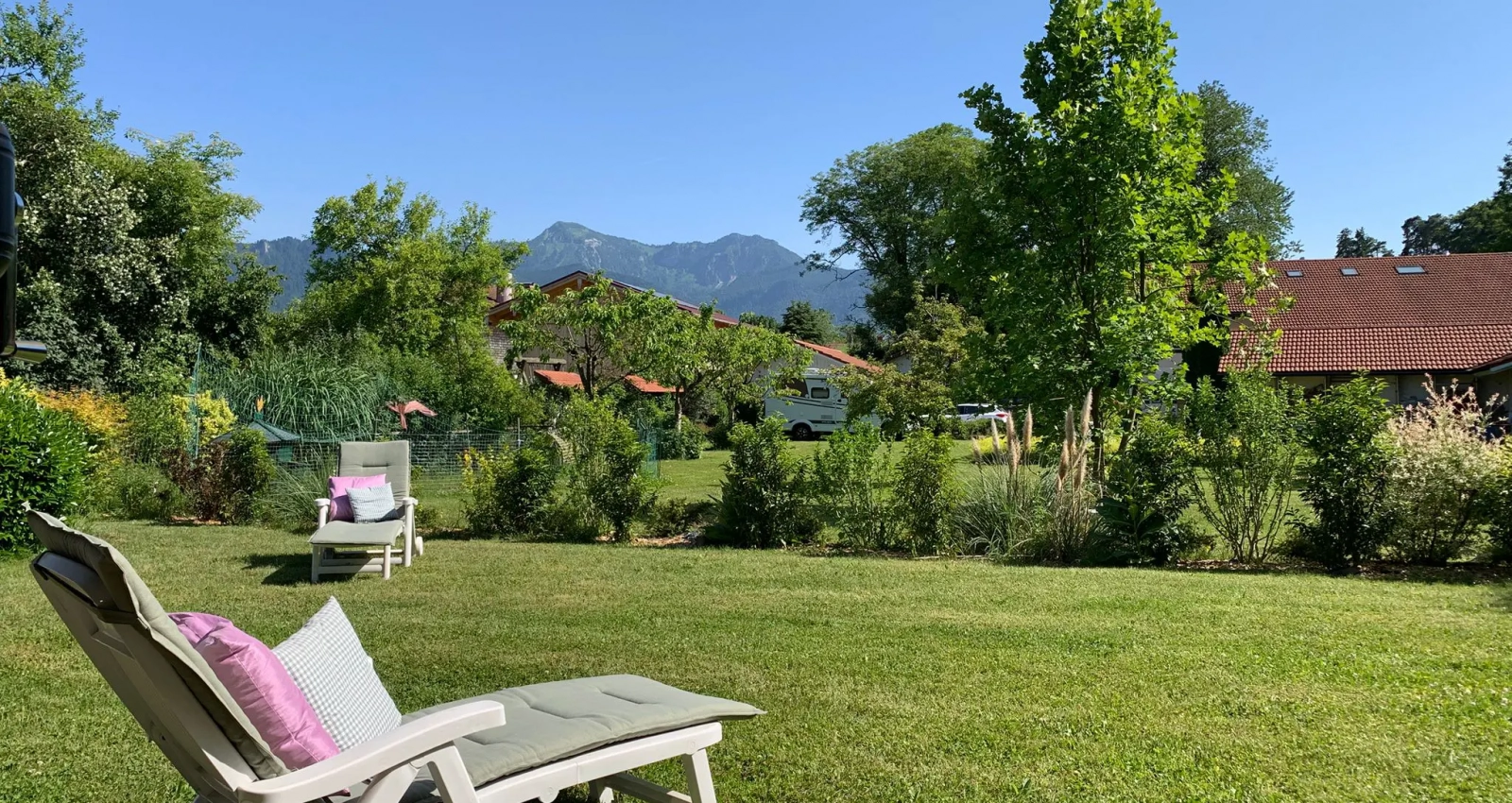 Entspannen im Garten vom Ferienhaus Harmony, mit zwei Liegestühlen